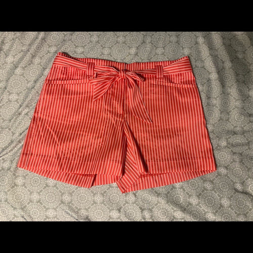 🆕Loft Outlet Pink & White Shorts.  Women’s size 0